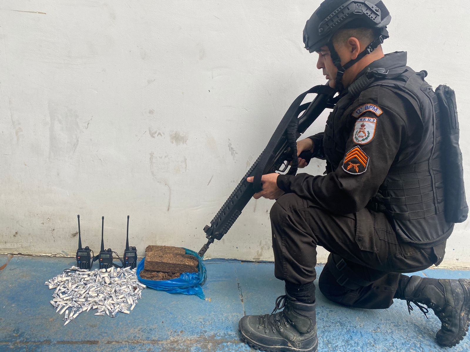Policiais militares de Niterói prendem dois traficantes e apreendem drogas no bairro Engenhoca